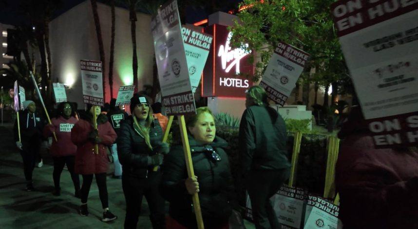 Culinary Union members picket